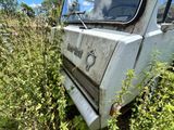un vieux camion abandonné dans l'herbe