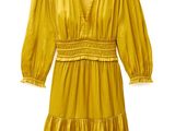 La robe est jaune et ornée de volants.