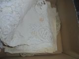 une boîte ornée d'une profusion de dentelle blanche
