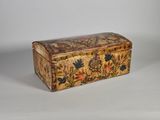une vieille boîte en bois ornée d'un motif floral