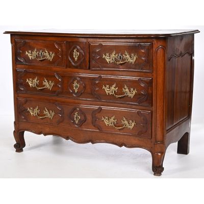 une image d'une commode avec un plateau en marbre