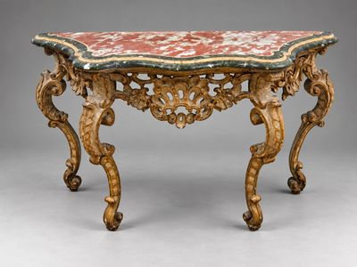 une console richement sculptée, dotée d'un plateau en marbre rouge et vert