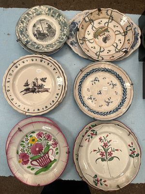 plusieurs assiettes à motifs différents sur une table