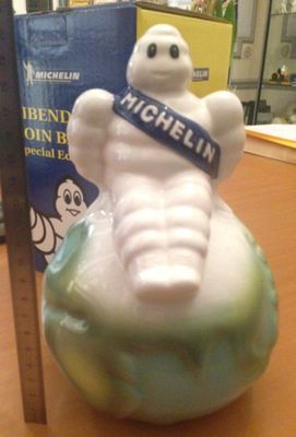 une figurine représentant un Michel Michel Michel Michel Michel Michel Michel Michel Michel Michel Michel Michel Michel Michel Michel Michel Michel Michel Michel Michel Michel Michel Michel Michel Michel Michel
