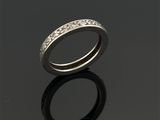 une bague en or blanc 18k et diamants