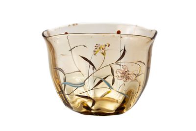 un saladier en verre orné d'un motif floral