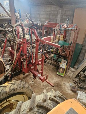 un tracteur garé à l'intérieur d'un bâtiment