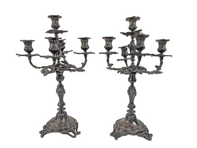 Importante paire de candélabres à cinq lumières en bronze argenté à dé - Photo 1