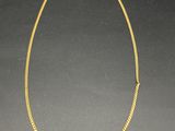 un collier en or sur fond noir