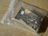 la photo d'une carte postale dans un sac posé par terre