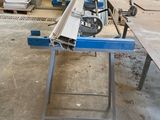 une machine posée sur une table dans une pièce