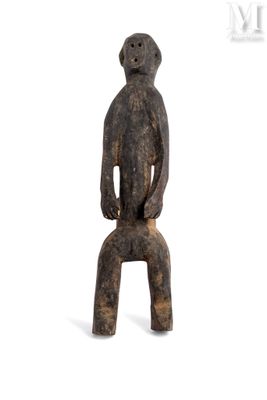 statue d'un singe assis sur un tabouret, sur fond blanc
