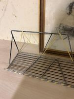 Lot comprenant une lampe à piètement en fer, une étagère mur… (photo 5)