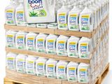 de nombreuses bouteilles de liquide sur une palette en bois
