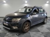 une photo d'une dacia grise garée sur un sol en damier