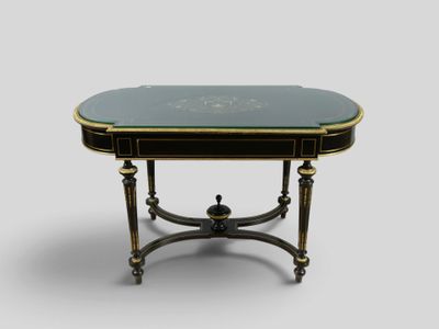 une table basse noire et dorée avec un plateau en verre