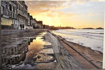 une photo d'une photo d'un coucher de soleil sur la plage