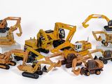 de nombreux engins de chantier miniatures posés sur une surface blanche