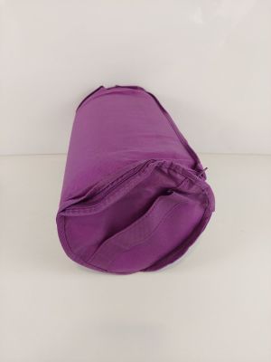 tissu violet enroulé sur une surface blanche, sur fond blanc