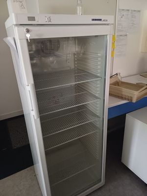 un réfrigérateur blanc posé dans un coin de la pièce