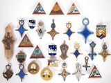 plusieurs types de badges sur une surface blanche