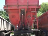 un camion-benne rouge garé à côté d'un autre camion-benne rouge