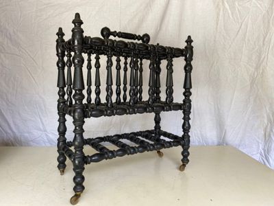 un vieux cadre de lit en fer noir avec des montants en bois, sur fond blanc