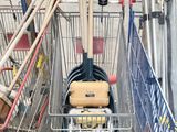 deux caddies remplis d'outils sur un parking