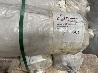une pile de sacs de bois posés sur une palette