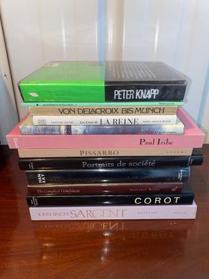 cinq livres empilés sur une table