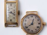 deux montres assises l'une à côté de l'autre sur une surface blanche
