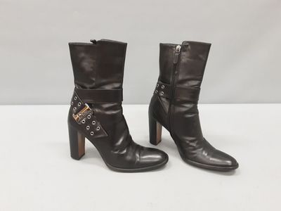 DIOR. Bottines à talon en cuir noir siglées DIOR.