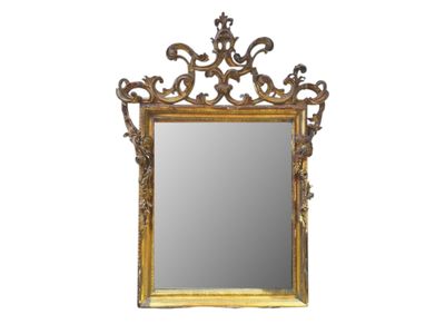 une image d'un miroir avec un cadre doré sur un fond blanc