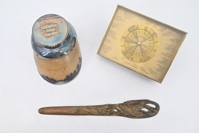 une cuillère en bois et un bocal de nourriture à côté d'une boîte
