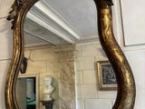 un miroir accroché au mur d'une pièce