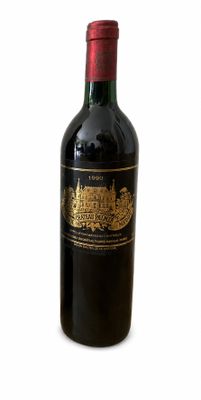 une bouteille de vin posée sur une table