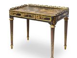 une image représentant une table à deux tiroirs ornée de garnitures dorées