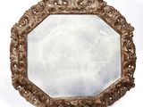 une image représentant un miroir posé sur une surface blanche, avec un fond blanc