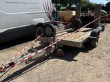 une camionnette blanche garée dans la poussière