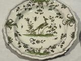 une assiette avec un oiseau posée sur une table