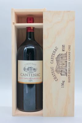 une image représentant une bouteille de vin dans un coffret en bois
