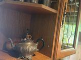 une théière posée sur une étagère dans une cuisine
