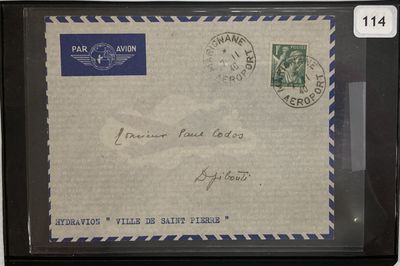 un gros plan d'un morceau de papier sur lequel est apposé un timbre