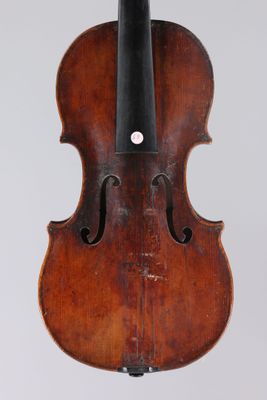 un vieux violon avec un archet sur fond blanc