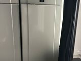 un réfrigérateur blanc et un tabouret noir dans une cuisine