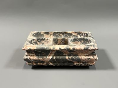bol rectangulaire marbré à deux compartiments, sur fond gris