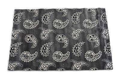 bandana à motif paisley noir et blanc sur fond blanc