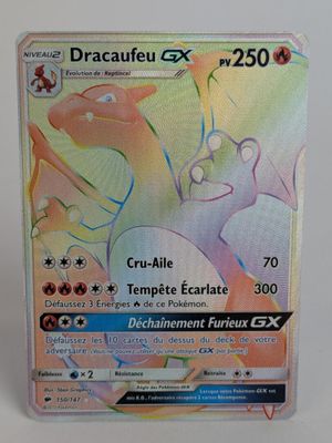 La carte Pokémon est posée sur une table avec un fond blanc.