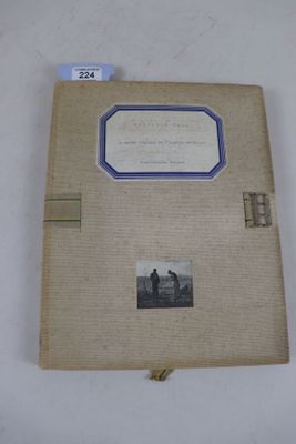 un vieux livre devant lequel se tient un homme