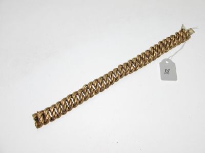 Gros plan sur un bracelet en or portant une étiquette